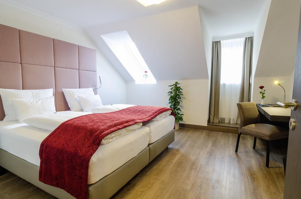 Gasthof Goldener Fisch Lienz Bagian luar foto