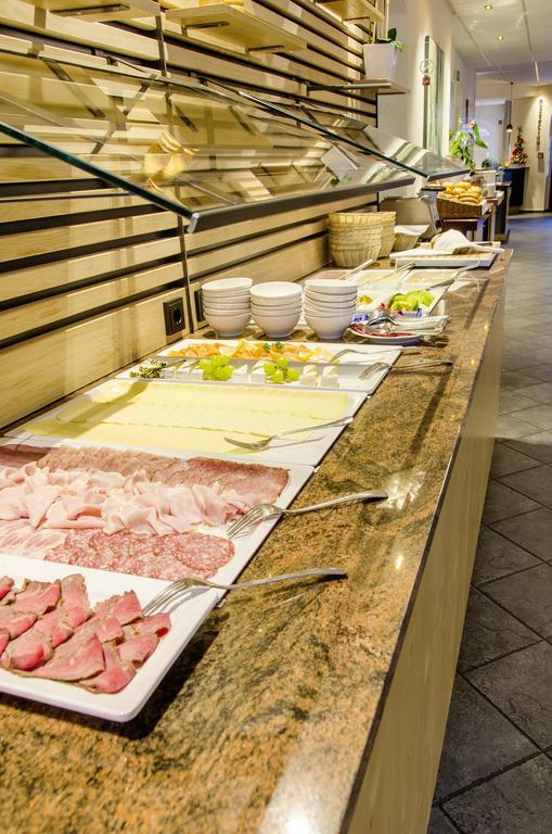 Gasthof Goldener Fisch Lienz Bagian luar foto